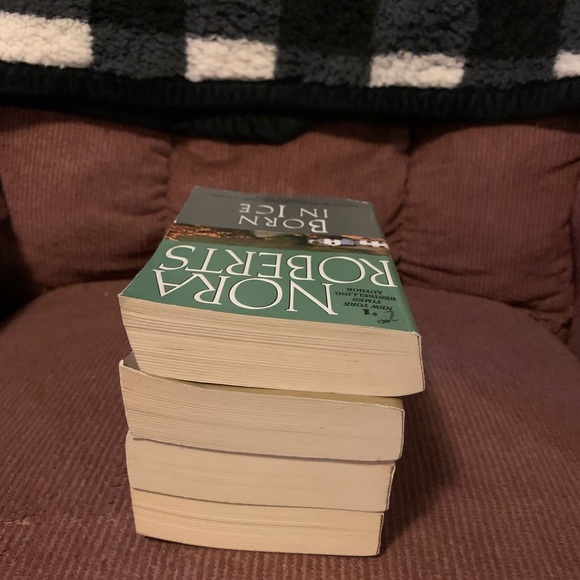 Nora Roberts 4 book bundle - Picture 5 of 13